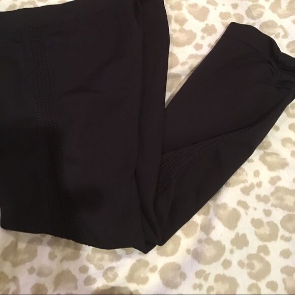 Capri Leggings w Side Dots & Ruched Legs - Picture 2 of 6